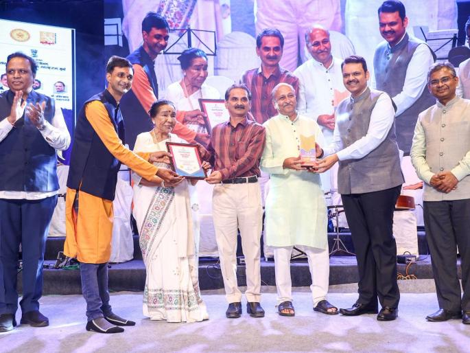 Asha Bhosle expresses her opinion on the need to bring Indian music forward; | भारतीय संगीत पुढे आणण्याची गरज, आशा भोसले यांनी मांडले मत; देवेंद्र फडणवीसांनी गायले गाणे Asha Bhosle expresses her opinion on the need to bring Indian music forward; | भारतीय संगीत पुढे आणण्याची गरज, आशा भोसले यांनी मांडले मत; देवेंद्र फडणवीसांनी गायले गाणे