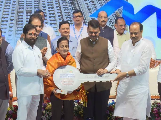 Keys of 556 flats in the first phase of the BDD Chawl Rehabilitation Project were distributed by CM Devendra Fadnavis | मुंबईतील घरे विकू नका, बहिणीचेही नाव लावा; धारावीचाही दर्जेदार पुनर्विकास: मुख्यमंत्री देवेंद्र फडणवीस Keys of 556 flats in the first phase of the BDD Chawl Rehabilitation Project were distributed by CM Devendra Fadnavis | मुंबईतील घरे विकू नका, बहिणीचेही नाव लावा; धारावीचाही दर्जेदार पुनर्विकास: मुख्यमंत्री देवेंद्र फडणवीस