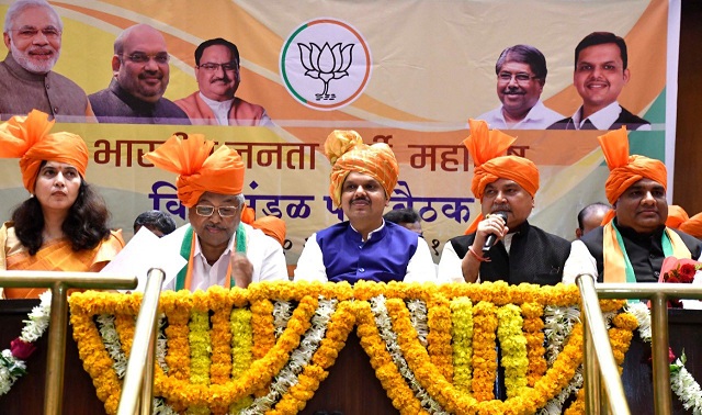The challenge of achieving racial, regional balance while determining BJP ministers; Three to four incumbent ministers | Exclusive: तीन-चार मंत्र्यांना देणार डच्चू?; भाजपाकडून नव्या दमाच्या 'टीम देवेंद्र'ची तयारी The challenge of achieving racial, regional balance while determining BJP ministers; Three to four incumbent ministers | Exclusive: तीन-चार मंत्र्यांना देणार डच्चू?; भाजपाकडून नव्या दमाच्या 'टीम देवेंद्र'ची तयारी