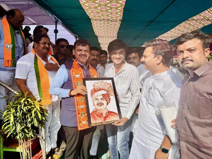 devendra Fadnavis first praised the artist who drew his picture with blood and then gave advice | रक्तानं आपलं चित्र रेखाटणाऱ्या कलाकाराचं आधी फडणवीसांकडून कौतुक अन् नंतर दिला प्रेमळ सल्ला! devendra Fadnavis first praised the artist who drew his picture with blood and then gave advice | रक्तानं आपलं चित्र रेखाटणाऱ्या कलाकाराचं आधी फडणवीसांकडून कौतुक अन् नंतर दिला प्रेमळ सल्ला!