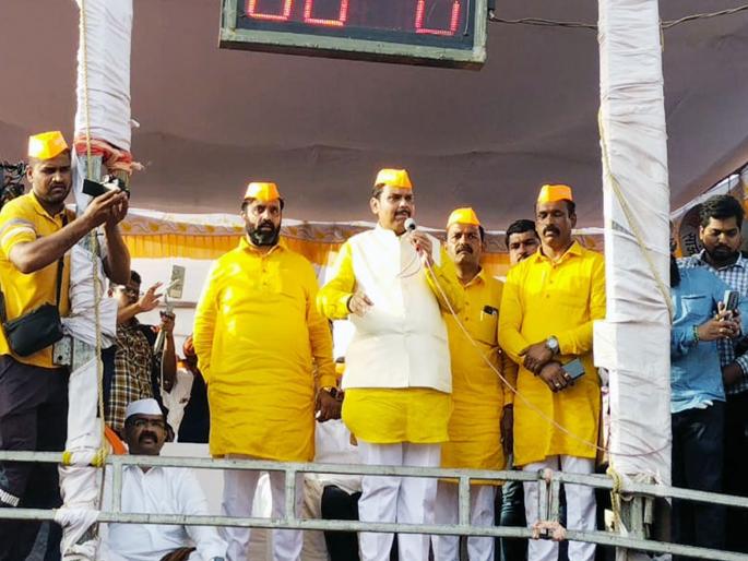 bjp leader devendra fadnavis attends bullock cart racing programme in pimpri and criticised opposition | “बैल एकटा येत नाही, जोडीनं येतो अन् ते पण नांगरासकट”: देवेंद्र फडणवीस bjp leader devendra fadnavis attends bullock cart racing programme in pimpri and criticised opposition | “बैल एकटा येत नाही, जोडीनं येतो अन् ते पण नांगरासकट”: देवेंद्र फडणवीस