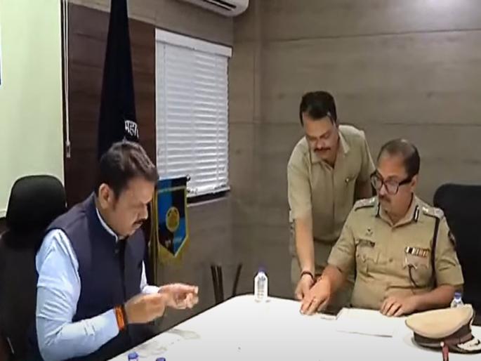 Fadnavis suddenly stormed Pune's Police Commissionerate; A burst of action in the case of an accident? | फडणवीस अचानक पुण्याच्या पोलीस आयुक्तालयात धडकले; अपघात प्रकरणी कारवाईचा धडाका? Fadnavis suddenly stormed Pune's Police Commissionerate; A burst of action in the case of an accident? | फडणवीस अचानक पुण्याच्या पोलीस आयुक्तालयात धडकले; अपघात प्रकरणी कारवाईचा धडाका?