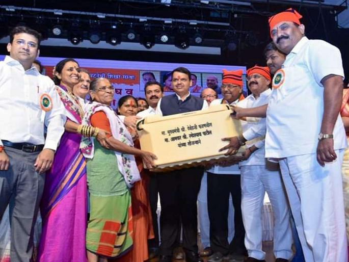 Koli Bhawan to be constructed in Mumbai, Chief Minister Devendra Fadnavis promises | मुंबईत कोळी भवन बांधणार, मुख्यमंत्री देवेंद्र फडणवीस यांचे आश्वासन Koli Bhawan to be constructed in Mumbai, Chief Minister Devendra Fadnavis promises | मुंबईत कोळी भवन बांधणार, मुख्यमंत्री देवेंद्र फडणवीस यांचे आश्वासन