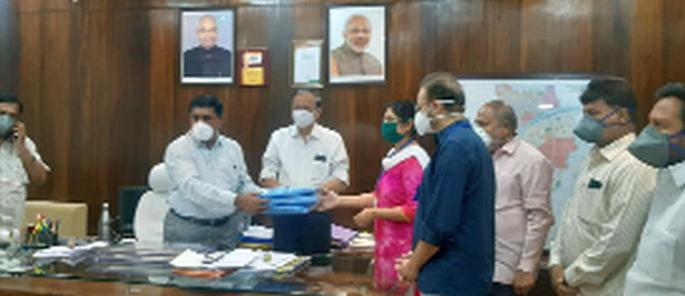 Devendra Fadnavis donated 250 PPE kits | देवेंद्र फडणवीस यांनी दिले २५० पीपीइ किट Devendra Fadnavis donated 250 PPE kits | देवेंद्र फडणवीस यांनी दिले २५० पीपीइ किट