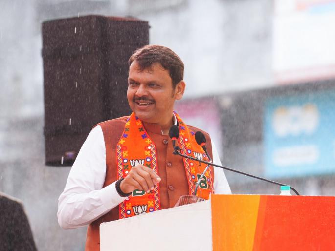 Devendra Fadnavis meeting in heavy rain; Said - "When the meeting is held in the rain, the seat is selected..!" | देवेंद्र फडणवीसांची भर पावसात सभा; म्हणाले- "पावसात सभा घेतली की सीट निवडून येतेच..!" Devendra Fadnavis meeting in heavy rain; Said - "When the meeting is held in the rain, the seat is selected..!" | देवेंद्र फडणवीसांची भर पावसात सभा; म्हणाले- "पावसात सभा घेतली की सीट निवडून येतेच..!"