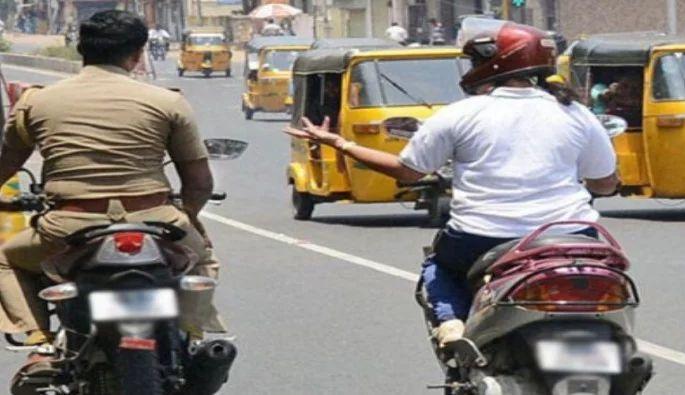 ... where's your helmet? Now the police also fined by his department | ...तुमचे हेल्मेट कुठे आहे? आता पोलिसांचीच पावती फाडली जातेय