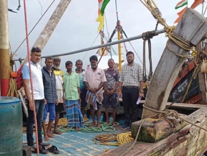 Boat sank in the sea off Kalasi in Devgad taluka, fortunately 6 sailors were rescued | Ratnagiri: वादळामुळे कळाशी समुद्रात बोट बुडाली, सुदैवाने ६ खलाशांना वाचविण्यात यश Boat sank in the sea off Kalasi in Devgad taluka, fortunately 6 sailors were rescued | Ratnagiri: वादळामुळे कळाशी समुद्रात बोट बुडाली, सुदैवाने ६ खलाशांना वाचविण्यात यश