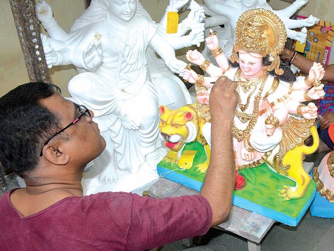 The idols of the goddess also got rain | देवीच्या मूर्तींनाही बसला पावसाचा फटका The idols of the goddess also got rain | देवीच्या मूर्तींनाही बसला पावसाचा फटका
