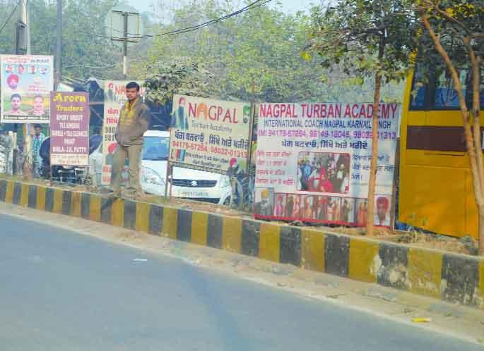 Attack of advertisers on the divider of Wadala Pathardi road in Nashik | नाशिकच्या वडाळा पाथर्डी रस्त्यावरील दुभाजकांवर जाहिरातफलकांचे आक्रमण