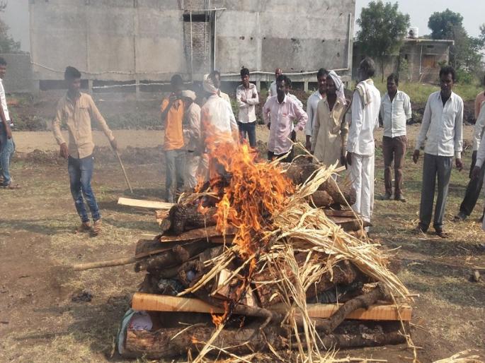 devala Punnarvas backs the cremation ground; The funeral is done at the old place | देवला पूनर्वसन येथे स्मशानभूमीचा वाद परत ऐरणीवर; शेवटी वादातील जागेतच केले वृद्धावर अंत्यसंस्कार 
