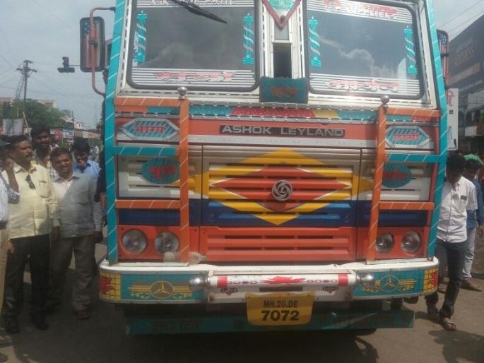 Fuel tanker crushes two-wheeler rider | भरधाव टँकरने दुचाकीस्वाराला चिरडले, सिग्नल न पाळल्याने बेतले जीवावर Fuel tanker crushes two-wheeler rider | भरधाव टँकरने दुचाकीस्वाराला चिरडले, सिग्नल न पाळल्याने बेतले जीवावर