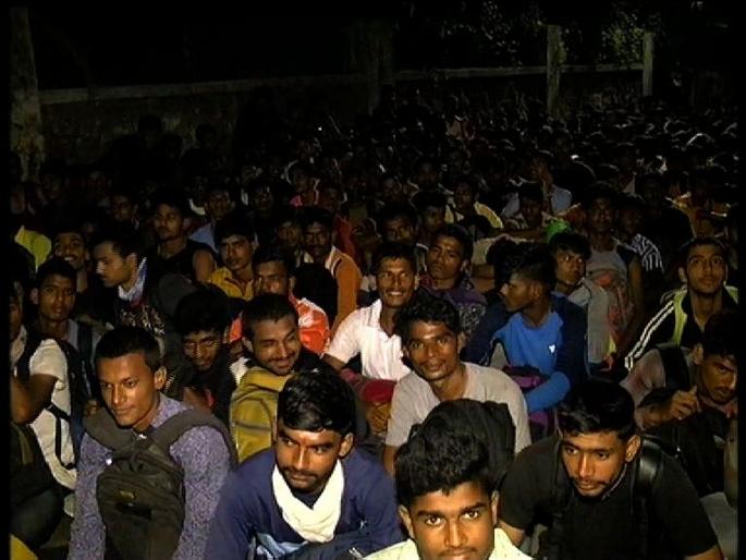 20 to 25 youth comes for army recruitment in deolali camp nashik | नाशिकमध्ये लष्कराच्या भरतीसाठी प्रचंड गर्दी; 63 जागांसाठी 20 हजार तरुण आल्यानं गोंधळ 20 to 25 youth comes for army recruitment in deolali camp nashik | नाशिकमध्ये लष्कराच्या भरतीसाठी प्रचंड गर्दी; 63 जागांसाठी 20 हजार तरुण आल्यानं गोंधळ