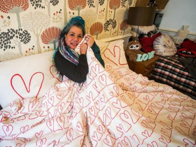 The age of man devon's woman decided to marry with a duvet | Video : पुरुषांला सोडून एका रजईसोबत लग्न करतीये ही बया, जाणून घ्या कारण! The age of man devon's woman decided to marry with a duvet | Video : पुरुषांला सोडून एका रजईसोबत लग्न करतीये ही बया, जाणून घ्या कारण!