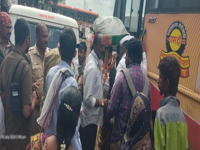 in solapur after having blessings of lord vitthal in ashadhi ekadashi the devotees went back | 'जातो माघारी पंढरीराया...' आषाढीला सावळ्या विठलाचे दर्शन घेतल्यानंतर भाविकांचा परतीचा प्रवास in solapur after having blessings of lord vitthal in ashadhi ekadashi the devotees went back | 'जातो माघारी पंढरीराया...' आषाढीला सावळ्या विठलाचे दर्शन घेतल्यानंतर भाविकांचा परतीचा प्रवास