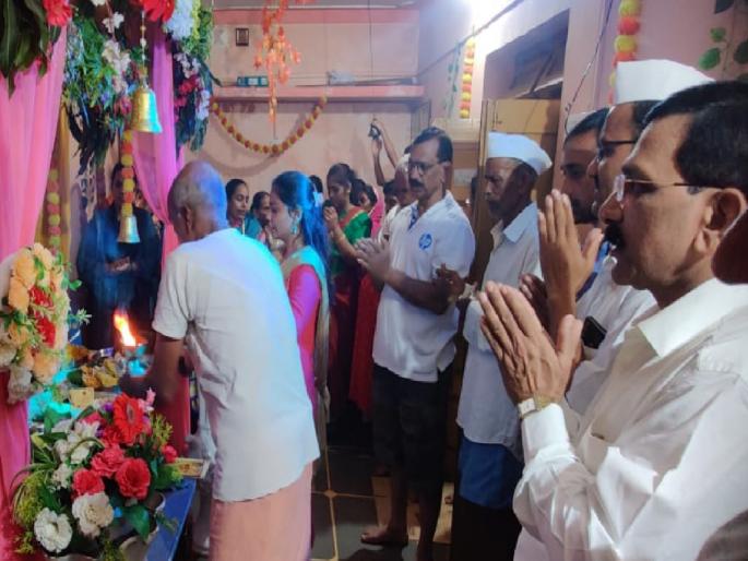 families united under the concept of 'One Clan, One Ganesha at Dewarde Kolhapur | Kolhapur- देवर्डे येथे 'एक कुळ, एक गणपती' संकल्पनेतून कुटुंबे एकत्रित; एकोपा, आपुलकी वाढण्यास मदत