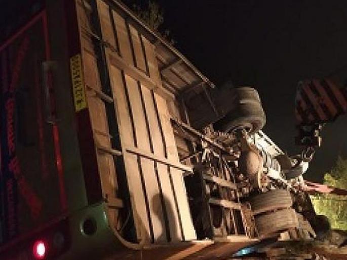 5 killed, 11 seriously injured in bus accident of devria | प्रवासी बसला भीषण अपघात, 5 ठार 11 गंभीर जखमी 5 killed, 11 seriously injured in bus accident of devria | प्रवासी बसला भीषण अपघात, 5 ठार 11 गंभीर जखमी
