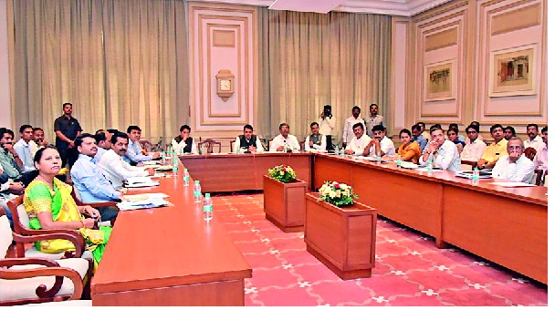 80 million pilgrim development plans in the first phase for 'Ambabai': Sanjhor: Dharshan Pavilion, Bhakta Niwas, parking facilities with parking facilities | ‘अंबाबाई’साठी पहिल्या टप्प्यात ८० कोटी तीर्थक्षेत्र विकास आराखडा तत्त्वत: मंजूर : दर्शन मंडप, भक्त निवास, वाहनतळासह पायाभूत सुविधा उभारणार  80 million pilgrim development plans in the first phase for 'Ambabai': Sanjhor: Dharshan Pavilion, Bhakta Niwas, parking facilities with parking facilities | ‘अंबाबाई’साठी पहिल्या टप्प्यात ८० कोटी तीर्थक्षेत्र विकास आराखडा तत्त्वत: मंजूर : दर्शन मंडप, भक्त निवास, वाहनतळासह पायाभूत सुविधा उभारणार