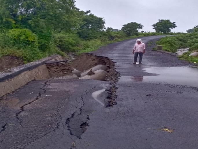Record rainfall in Devani; The seepage lake at Borol bursts and the Dhanegaon dam leakage | देवणीत विक्रमी पाऊस; बोरोळ येथील पाझर तलाव फुटला तर धनेगाव बंधाऱ्यास गळती