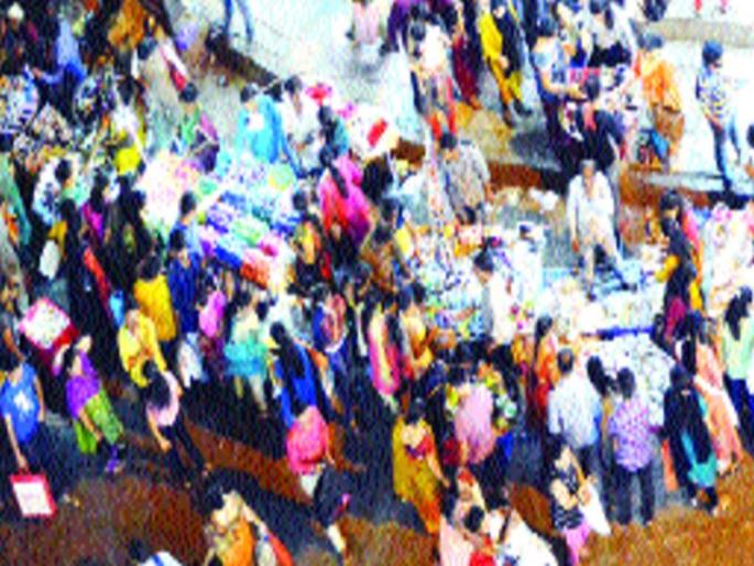 The enthusiasm of the shopping of Diwali, the choice of shopping in the mall, and the clash of clothes | दिवाळीच्या खरेदीचा उत्साह शिगेला, मॉलमधील खरेदीला पसंती, कापडखरेदीला फटका The enthusiasm of the shopping of Diwali, the choice of shopping in the mall, and the clash of clothes | दिवाळीच्या खरेदीचा उत्साह शिगेला, मॉलमधील खरेदीला पसंती, कापडखरेदीला फटका