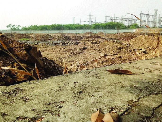 Illegal soil excavation at Taloja MIDC | तळोजा एमआयडीसीत बेकायदा माती उत्खनन Illegal soil excavation at Taloja MIDC | तळोजा एमआयडीसीत बेकायदा माती उत्खनन