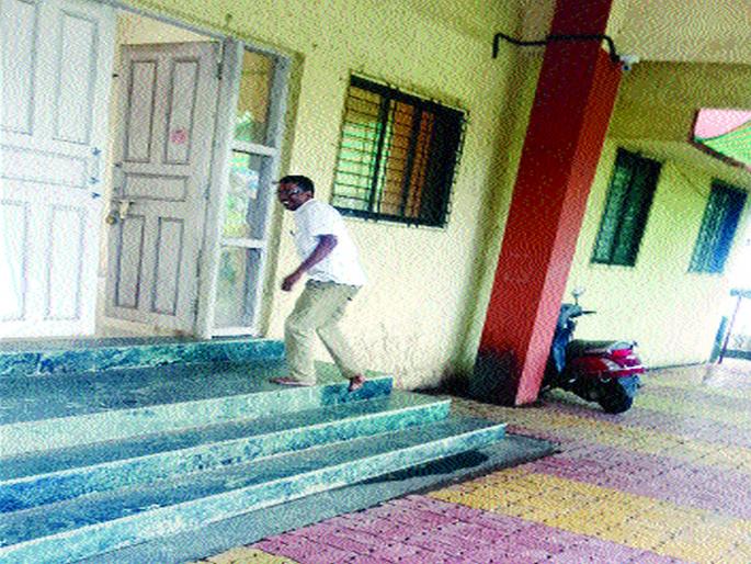 Security of Mumbaik Panchayat Samiti | मुरबाड पंचायत समितीची सुरक्षा वाऱ्यावर, तळीरामांचा वावर  Security of Mumbaik Panchayat Samiti | मुरबाड पंचायत समितीची सुरक्षा वाऱ्यावर, तळीरामांचा वावर