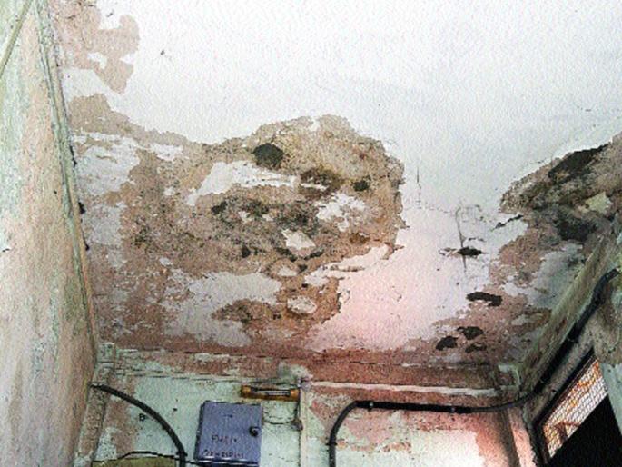 The question mark on the architectural status of the project, | वास्तुविहार प्रकल्पाच्या दर्जावर प्रश्नचिन्ह, भिंतींना गेले तडे The question mark on the architectural status of the project, | वास्तुविहार प्रकल्पाच्या दर्जावर प्रश्नचिन्ह, भिंतींना गेले तडे