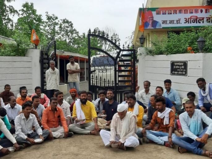 Demand for self-respect in front of the door of the agenda | कृषिमंत्र्यांच्या दारासमोर स्वाभिमानीचे भीक मांगो आंदोलन Demand for self-respect in front of the door of the agenda | कृषिमंत्र्यांच्या दारासमोर स्वाभिमानीचे भीक मांगो आंदोलन