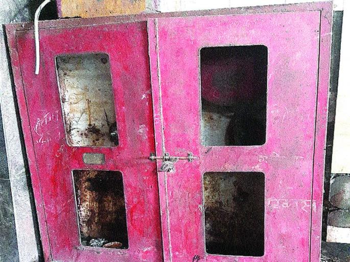 Conflicts in the train station area | रेल्वे स्टेशन परिसराला समस्यांचा विळखा Conflicts in the train station area | रेल्वे स्टेशन परिसराला समस्यांचा विळखा