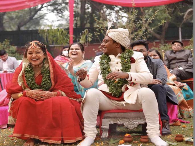 Bridegroom carrying baraat on electric bicycle wore a garland of tulsi in jayamala an eco friendly wedding took place | वाह! इलेक्ट्रीक सायकलवर वरात अन् तुळशीची वरमाला; असा पार पडला ‘ईको फ्रेंडली लग्नसोहळा, पाहा फोटो Bridegroom carrying baraat on electric bicycle wore a garland of tulsi in jayamala an eco friendly wedding took place | वाह! इलेक्ट्रीक सायकलवर वरात अन् तुळशीची वरमाला; असा पार पडला ‘ईको फ्रेंडली लग्नसोहळा, पाहा फोटो