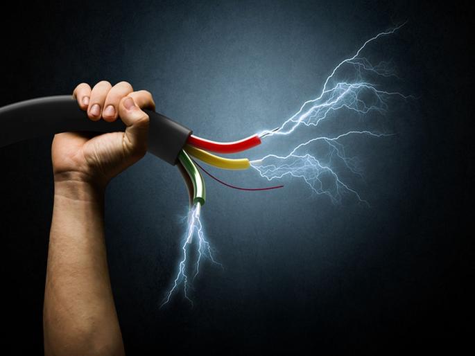 two died in electric shock | ढाणकीच्या दोघांचा विजेचा धक्का लागून मृत्यू