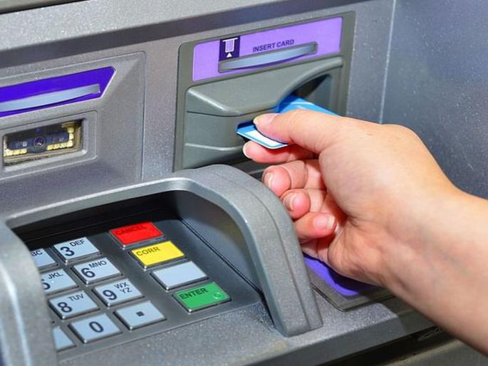 ATM card stuck; The young man broke the machine to get out | एटीएम कार्ड अडकले; बाहेर काढण्यासाठी तरुणाने मशीन तोडले ATM card stuck; The young man broke the machine to get out | एटीएम कार्ड अडकले; बाहेर काढण्यासाठी तरुणाने मशीन तोडले