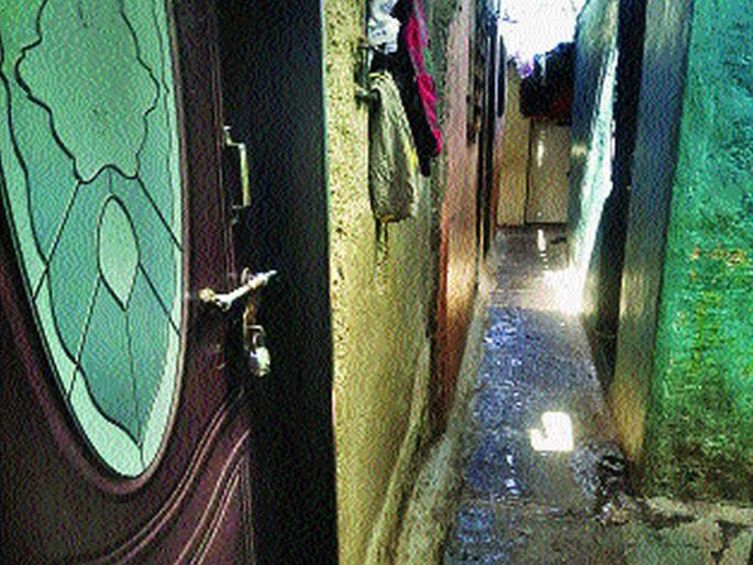 Residents locked the house before the quarantine | क्वॉरंटाइन होण्याआधीच रहिवासी घराला टाळे लावून झाले पसार Residents locked the house before the quarantine | क्वॉरंटाइन होण्याआधीच रहिवासी घराला टाळे लावून झाले पसार