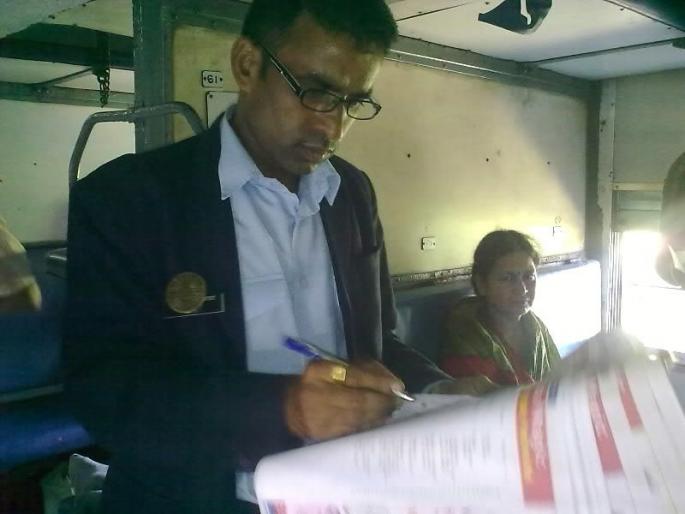 TTE in Railways will now check tickets through magnifying glass! | रेल्वेमधील ‘टीटीई’ आता भिंगाने तिकीट तपासणार! TTE in Railways will now check tickets through magnifying glass! | रेल्वेमधील ‘टीटीई’ आता भिंगाने तिकीट तपासणार!