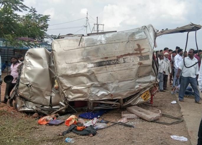 Shocking; Passenger jeep accident near Kumbhari; Four to five people were killed | धक्कादायक; कुंभारीजवळ प्रवासी जीपचा अपघात; चार ते पाच जण ठार Shocking; Passenger jeep accident near Kumbhari; Four to five people were killed | धक्कादायक; कुंभारीजवळ प्रवासी जीपचा अपघात; चार ते पाच जण ठार