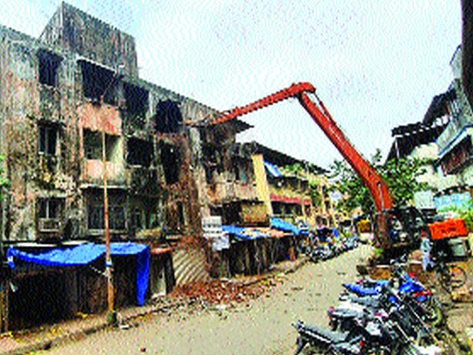 Corporation's action on high-risk buildings in Ulhasnagar | उल्हासनगरात अतिधोकादायक इमारतींवर महानगरपालिकेची कारवाई Corporation's action on high-risk buildings in Ulhasnagar | उल्हासनगरात अतिधोकादायक इमारतींवर महानगरपालिकेची कारवाई