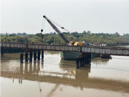 British-era bridges over Vasai Bay begin to fall | वसई खाडीवरील ब्रिटिशकालीन पूल पाडण्यास सुरुवात British-era bridges over Vasai Bay begin to fall | वसई खाडीवरील ब्रिटिशकालीन पूल पाडण्यास सुरुवात