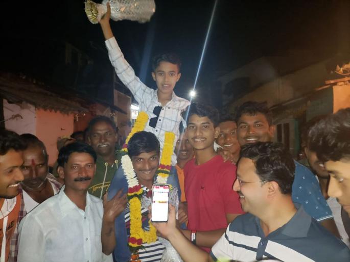 Kolhapur trending News! Seventh class boy became a millionaire; making cricket team on app NZ vs india | नाद करा पण कोल्हापुरकरांचा कुठं! सातवीत शिकणारा चिमुरुडा बनला कोट्यधीश; क्रिकेटच वेड ठरलं लकी Kolhapur trending News! Seventh class boy became a millionaire; making cricket team on app NZ vs india | नाद करा पण कोल्हापुरकरांचा कुठं! सातवीत शिकणारा चिमुरुडा बनला कोट्यधीश; क्रिकेटच वेड ठरलं लकी