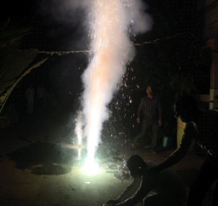 Large firecrackers hit the ears of the city | मोठ्या फटाक्यांनी शहराच्या कानांना बसले दडे Large firecrackers hit the ears of the city | मोठ्या फटाक्यांनी शहराच्या कानांना बसले दडे