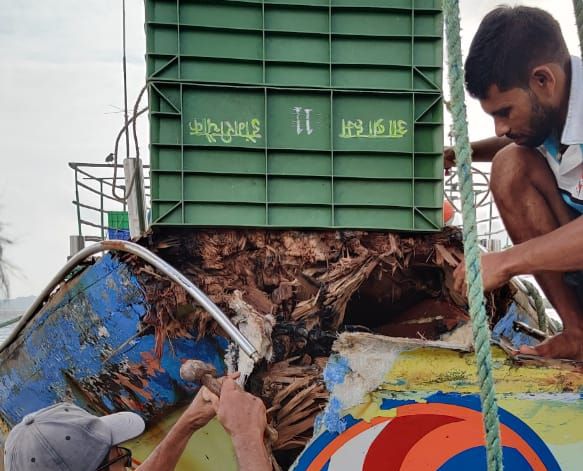 A cargo ship hits a fishing boat in Uttan | उत्तनच्या मच्छीमार बोटीला मालवाहू जहाजाची धडक  A cargo ship hits a fishing boat in Uttan | उत्तनच्या मच्छीमार बोटीला मालवाहू जहाजाची धडक