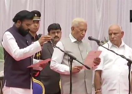 Expansion of the Yeddyurappa Cabinet in Karnataka; 17 Ministers take oath | कर्नाटकमध्ये येडीयुराप्पांच्या मंत्रिमंडळाचा विस्तार; 17 मंत्र्यांनी घेतली शपथ Expansion of the Yeddyurappa Cabinet in Karnataka; 17 Ministers take oath | कर्नाटकमध्ये येडीयुराप्पांच्या मंत्रिमंडळाचा विस्तार; 17 मंत्र्यांनी घेतली शपथ