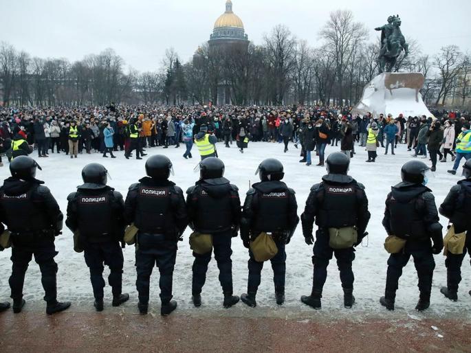 Elgar! Millions on the streets of Russia against Putin; 3000 protesters arrested | एल्गार! पुतिनविरोधात लाखो लोक रशिय़ाच्या रस्त्यांवर; 3000 आंदोलकांना अटक