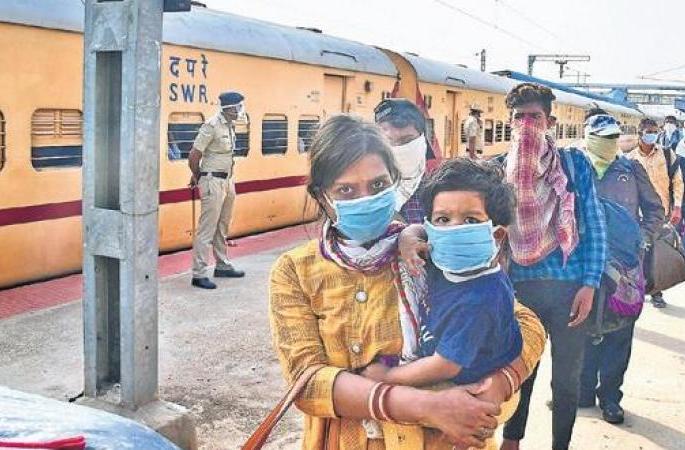 87,000 applications to leave Solapur; 46,000 people left Solapur | सोलापुरातून बाहेर जाण्यासाठी ८७ हजार अर्ज; ४६ हजार लोकांनी सोलापूर सोडले