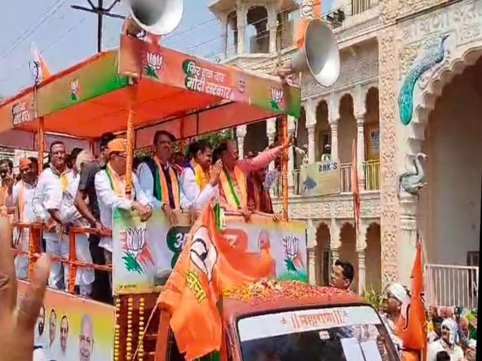 Demonstrating the strength of the great alliance, resolving to great victory; Anup Dhotre's nomination form was filed in the presence of Deputy Chief Minister Devendra Fadnavis | महाविजयाचा संकल्प करीत महायुतीचे शक्तीप्रदर्शन; उपमुख्यमंत्री देवेंद्र फडणवीस यांच्या उपस्थितीत अनुप धोत्रे यांचा उमेदवारी अर्ज दाखल