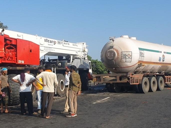 crane collided with the tanker; Long queues on the Mumbai-Ahmedabad highway | टँकरवर क्रेन आदळली; मुंबई अहमदाबाद महामार्गावर लांबच लांब रांगा crane collided with the tanker; Long queues on the Mumbai-Ahmedabad highway | टँकरवर क्रेन आदळली; मुंबई अहमदाबाद महामार्गावर लांबच लांब रांगा