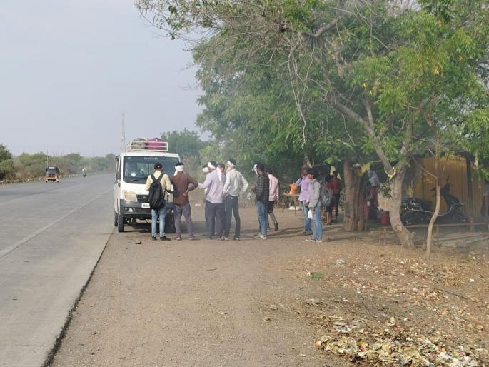 Smoke from moving car Incident on Khamgaon Shegaon Road | चालत्या गाडीतून निघाले धुराचे लोट...; खामगाव शेगाव रोडवरील घटना Smoke from moving car Incident on Khamgaon Shegaon Road | चालत्या गाडीतून निघाले धुराचे लोट...; खामगाव शेगाव रोडवरील घटना