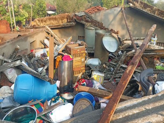 The rains of Valiwa have destroyed the crops of Jharwar residents, roofs of houses and district schools have also been blown off | वळीवाच्या पावसाने जव्हारवासियांची दाणादाण, घरांसह जि.प शाळांचीही छपरे उडाली, फळबागांचे नुकसान The rains of Valiwa have destroyed the crops of Jharwar residents, roofs of houses and district schools have also been blown off | वळीवाच्या पावसाने जव्हारवासियांची दाणादाण, घरांसह जि.प शाळांचीही छपरे उडाली, फळबागांचे नुकसान