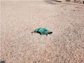 Danger due to masks lying on the road | रस्त्यावर पडलेल्या मास्कमुळे धोका Danger due to masks lying on the road | रस्त्यावर पडलेल्या मास्कमुळे धोका