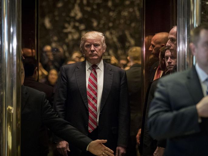 Police surround Trump Tower; donald Trump likely to surrender to avoid stormy arrest in porn star case | ट्रम्प टॉवरला पोलिसांनी घेरले; पॉर्न स्टार प्रकरणात अटक टाळण्यासाठी ट्रम्प सरेंडर करण्याची शक्यता Police surround Trump Tower; donald Trump likely to surrender to avoid stormy arrest in porn star case | ट्रम्प टॉवरला पोलिसांनी घेरले; पॉर्न स्टार प्रकरणात अटक टाळण्यासाठी ट्रम्प सरेंडर करण्याची शक्यता