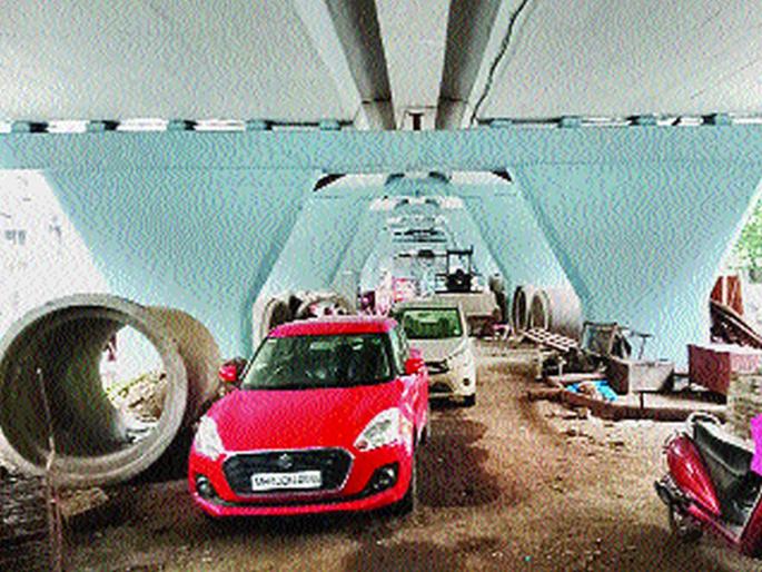 Dadar flyover: Stink, misery in the name of development | दादर उड्डाणपूल : विकासाच्या नावाखाली दुर्गंधी, दुर्दशा Dadar flyover: Stink, misery in the name of development | दादर उड्डाणपूल : विकासाच्या नावाखाली दुर्गंधी, दुर्दशा