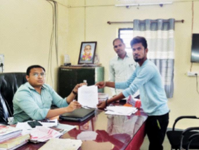 Damage 40 thousand, compensation only 1 thousand; The farmer returned the amount to the government in hingoli | नुकसान ४० हजार, भरपाई फक्त १ हजार; शेतकऱ्याने शासनाला परत केली रक्कम Damage 40 thousand, compensation only 1 thousand; The farmer returned the amount to the government in hingoli | नुकसान ४० हजार, भरपाई फक्त १ हजार; शेतकऱ्याने शासनाला परत केली रक्कम